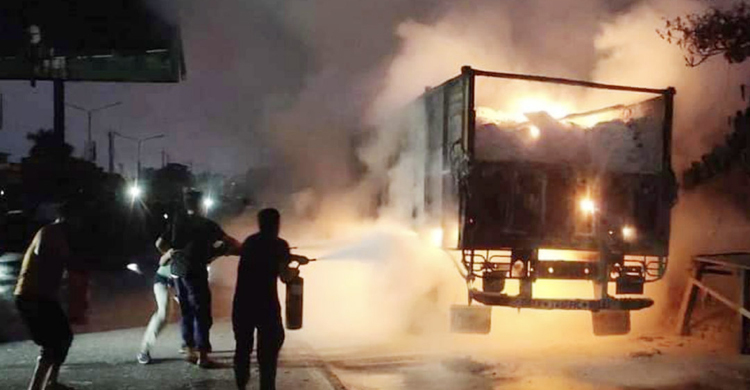 বেনাপোল বন্দরে দাহ্য পদার্থবাহী ট্রাকে আগুন