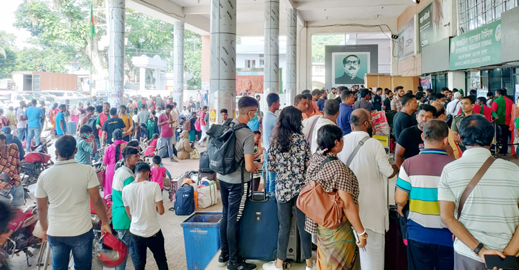 ঈদের ছুটিতে ভারতে যেতে বেনাপোলে মানুষের ঢল, হয়রানির অভিযোগ