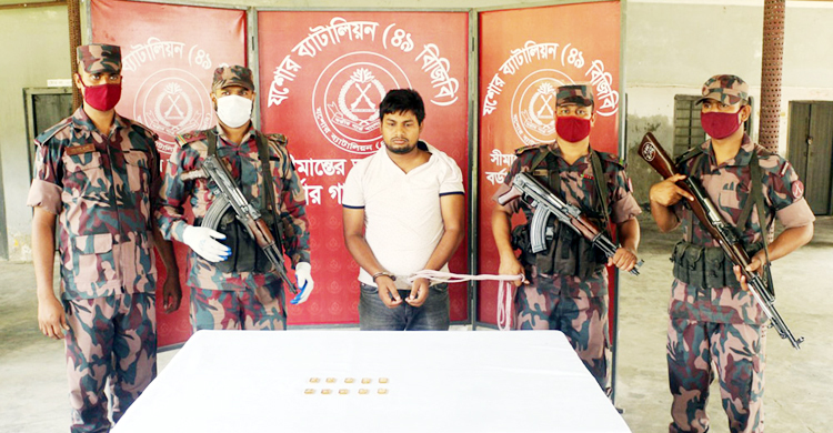 কোমরে বেঁধে নিয়ে যাচ্ছিলেন ১০ স্বর্ণের বার