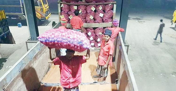 আমদানি বন্ধ, বেনাপোলে সংকট অজুহাতে বাড়ছে পেঁয়াজের দাম