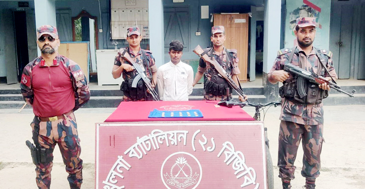 পৌনে দুই কেজি সোনাসহ যুবক আটক