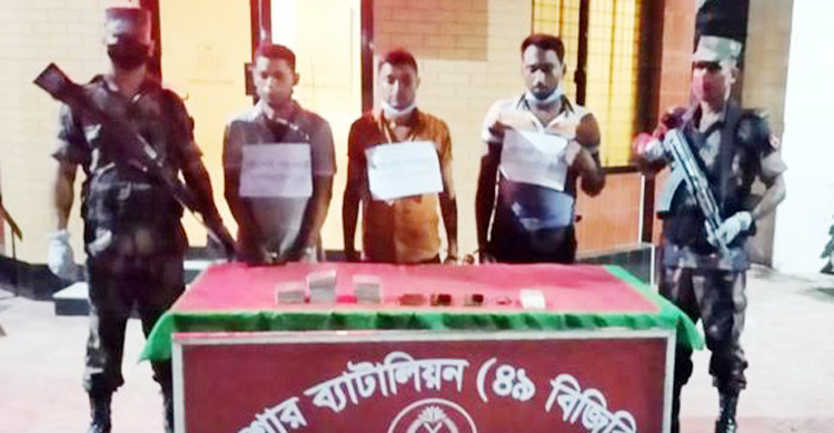 বেনাপোলে ভারতে পাচারকালে ৩১ পাসপোর্টসহ আটক ৩
