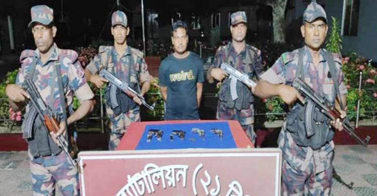 যশোরে অস্ত্র-গুলিসহ যুবক আটক