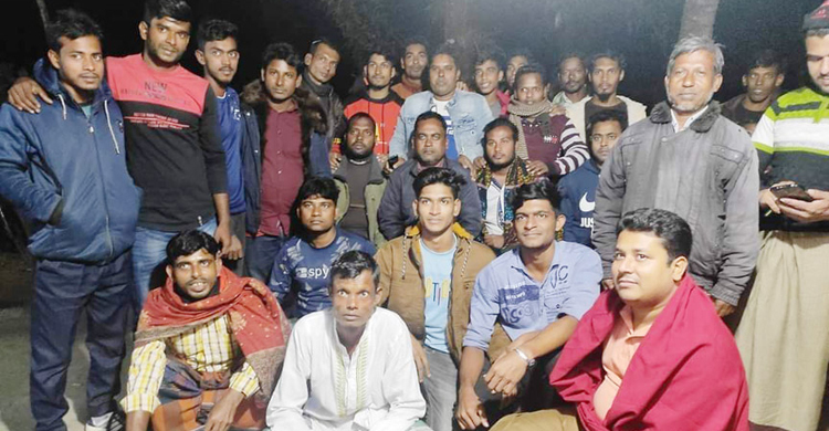 ঝিকরগাছায় রাত জেগে গ্রাম পাহারা দিচ্ছেন শতাধিক যুবক