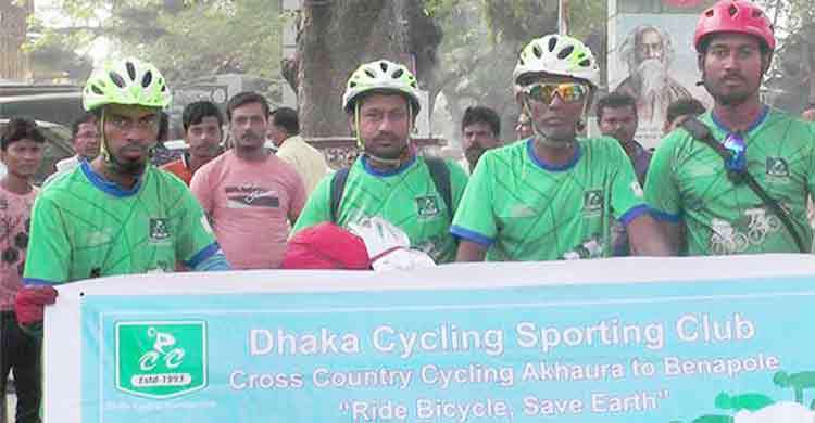 পরিবেশ রক্ষায় সাইকেলে আখাউড়া থেকে বেনাপোল এলেন তারা