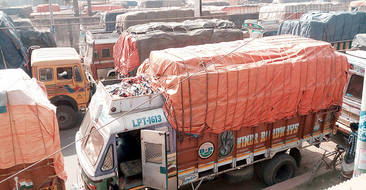 ভারতে আটকা পণ্যবাহী ৫ হাজার ট্রাক, ক্ষতির মুখে আমদানিকারকরা