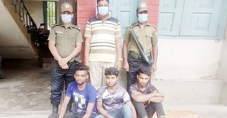 বেনাপোলে ট্রেন থেকে চাল চুরি, আটক ৩