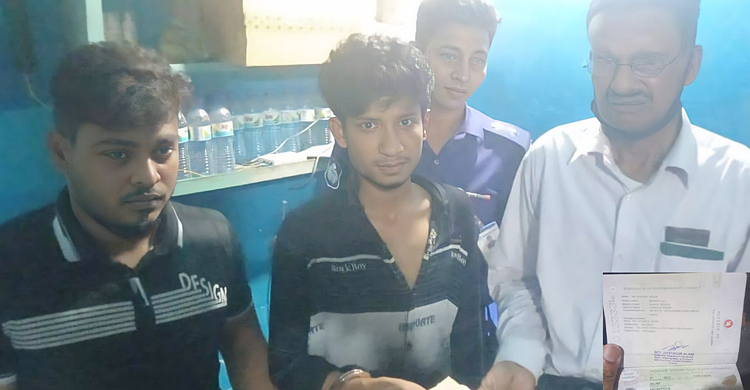 বেনাপোল চেকপোস্টে যাত্রীর টাকা হাতিয়ে নেওয়া দুই প্রতারক আটক