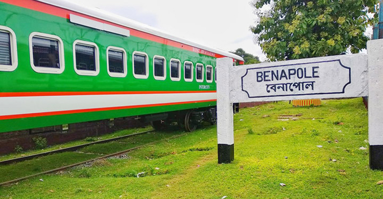 কালোবাজারে টিকিট বিক্রি, রেলের বুকিং সহকারী বরখাস্ত