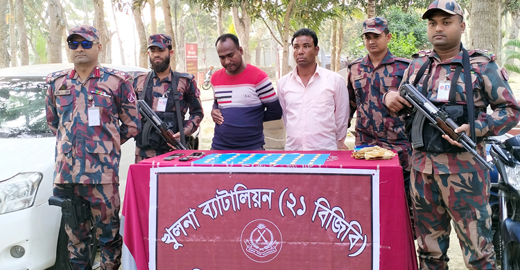 শার্শা সীমান্তে ৩৫ সোনার বারসহ দুই পাচারকারী আটক