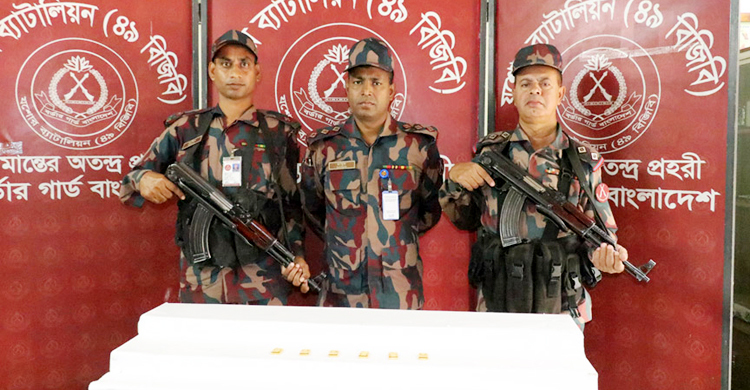 মাঠে পাওয়া ব্যাগে মিললো সোনার ৬ বার