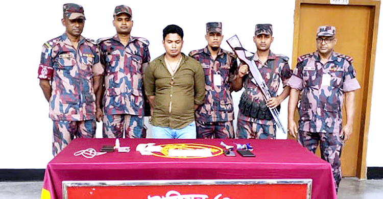 বেনাপোলে জুতার মধ্যে মিললো ১০ সোনার বার