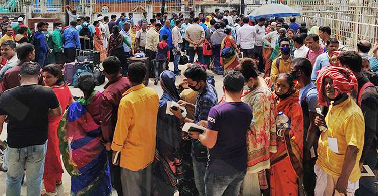 বেনাপোল ইমিগ্রেশনে উপচেপড়া ভিড়, কাল থেকে যাতায়াত বন্ধ