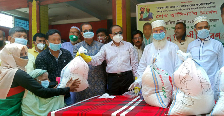 শার্শায় ৭৮০টি পরিবারে যুবলীগ নেতার খাদ্যসামগ্রী বিতরণ