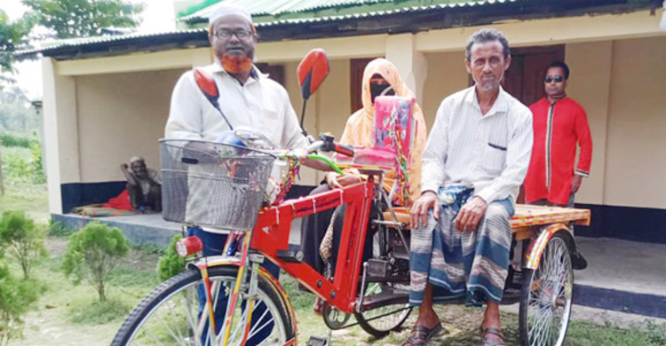 বৃদ্ধকে ব্যাটারিচালিত ভ্যান উপহার দিলেন উদ্ভাবক মিজানুর