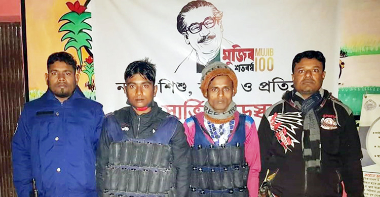 বিশেষ কায়দায় তৈরি জ্যাকেটে মিলল ফেনসিডিল