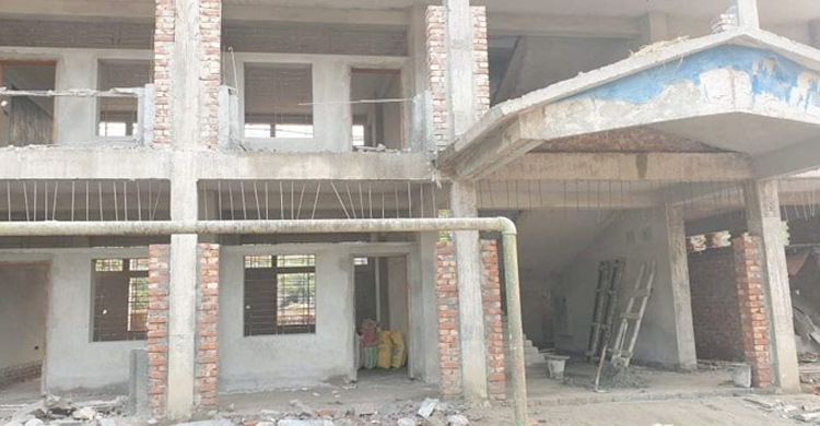 স্কুলের নির্মাণকাজে অনিয়ম, ত্রুটিপূর্ণ অংশ ভেঙে দিলো গ্রামবাসী
