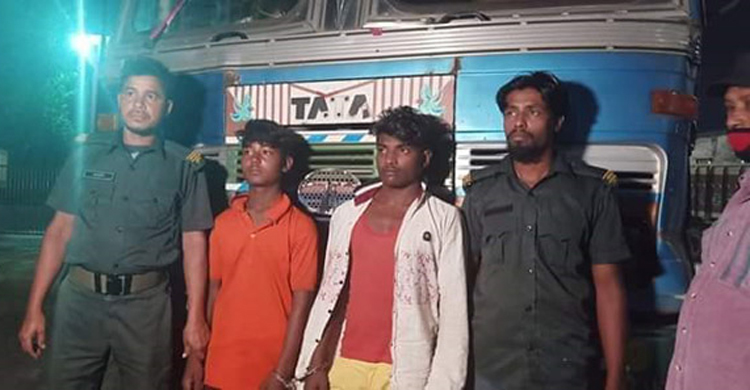 ফাঁকা বন্দর থেকে ট্রাক চুরি করে পালানোর সময় ধরা