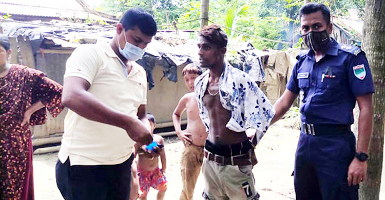 মাদকসেবী ছেলেকে পুলিশে দিলেন মা