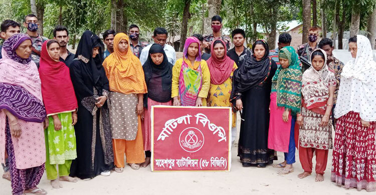 মহেশপুর সীমান্তে নারী-শিশুসহ গ্রেফতার ৪৪