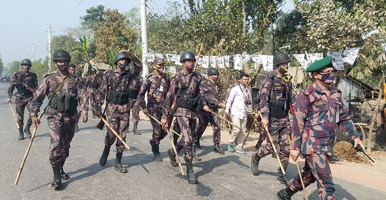 কেন্দ্রে ধাওয়া-পাল্টাধাওয়া, পুলিশ-বিজিবির লাঠিচার্জ
