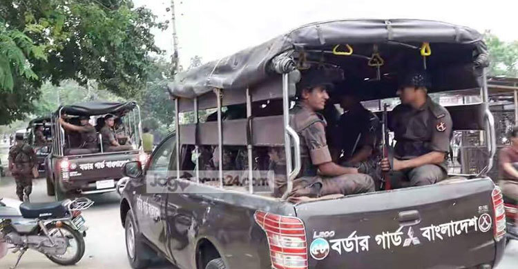 শিমুলিয়ায় যাত্রী নিয়ন্ত্রণে ২ প্লাটুন বিজিবি মোতায়েন