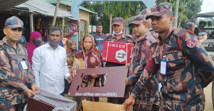 দুস্থদের সেলাই মেশিন দিলো বিজিবি