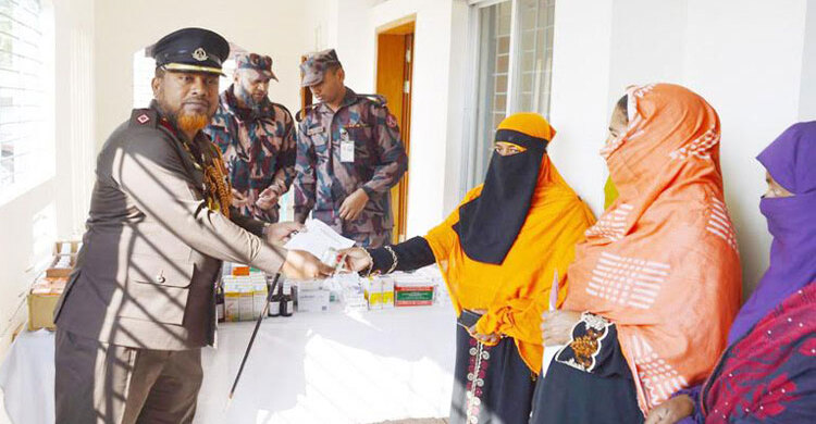 বিজয় দিবসে বিজিবির শীতবস্ত্র বিতরণ ও ফ্রি মেডিকেল ক্যাম্প