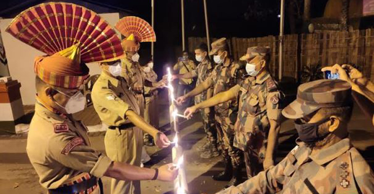 আখাউড়া সীমান্তে বিজিবি-বিএসএফের প্রদীপ প্রজ্জ্বলন