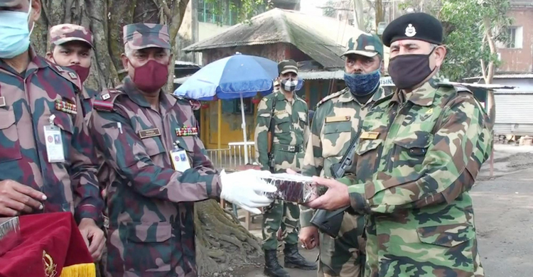 বিজয় দিবসে বিএসএফকে মিষ্টি উপহার বিজিবির