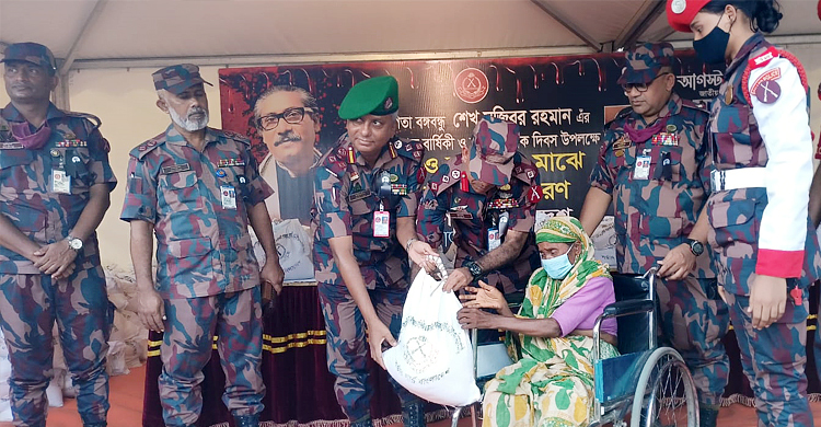 শোক দিবসে বিজিবির চিকিৎসাসেবা ও খাদ্যসামগ্রী বিতরণ