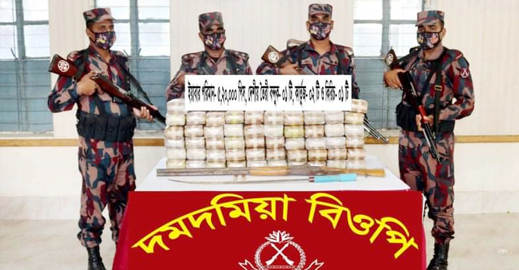 গোলাগুলির পর ৫ লাখ ২০ হাজার ইয়াবা ফেলে নাফনদীতে ঝাঁপ পাচারকারীদের