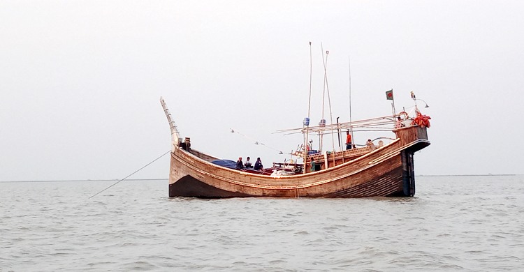 সাগরে ইলিশ ধরতে গিয়ে নৌকা ডুবে নিখোঁজ ৮