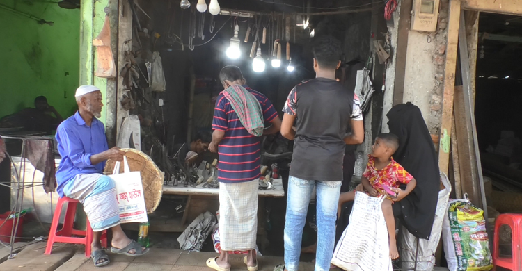 ভোলার কামারপাড়ায় চলছে শেষ সময়ের ব্যস্ততা