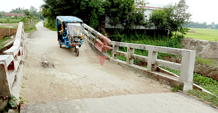 দেবে গেছে সেতু, তবুও পারাপার