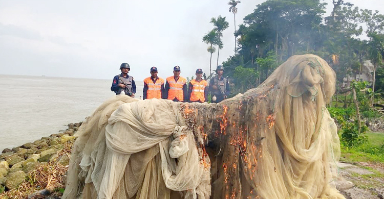 মেঘনার তীরে ১ কোটি ৪০ লাখ টাকার জাল পুড়িয়ে ধ্বংস