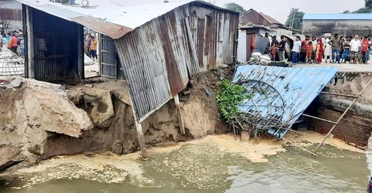 মেঘনার ভাঙনে নিখোঁজ ২ শ্রমিকের সন্ধান মেলেনি ৩৮ ঘণ্টায়ও