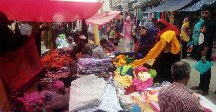 নারী ক্রেতার ভিড়ে হাটের নাম ‘বউবাজার’