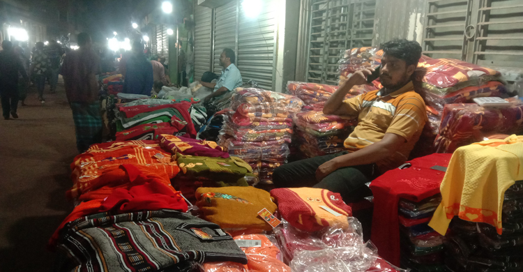 ভৈরবে জমে উঠেছে গরম কাপড়ের পাইকারি বাজার