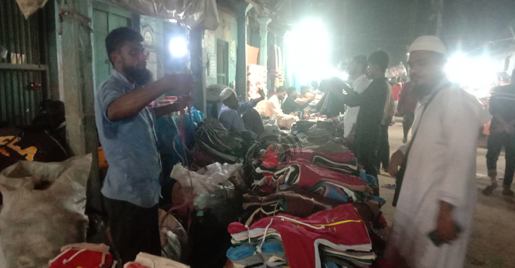 ভৈরবে জমে উঠেছে গরম কাপড়ের পাইকারি বাজার