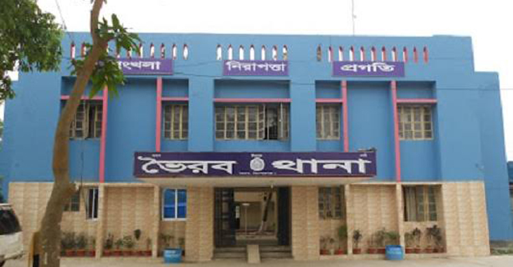 স্ত্রীর নির্যাতন সইতে না পেরে থানায় প্রবাসী স্বামী