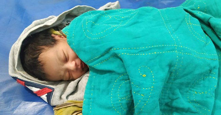 তিনদিনের শিশুকে বৃদ্ধার কোলে দিয়ে পালিয়ে গেলেন মা!