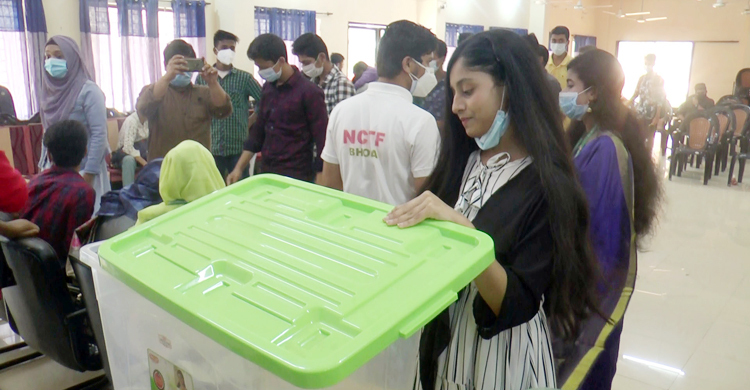 প্রতিনিধি নির্বাচনে ভোট দিল শিশুরা