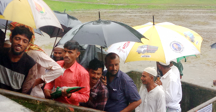 ভোলায় বৃষ্টি উপেক্ষা করে ভোট দিচ্ছেন ভোটাররা