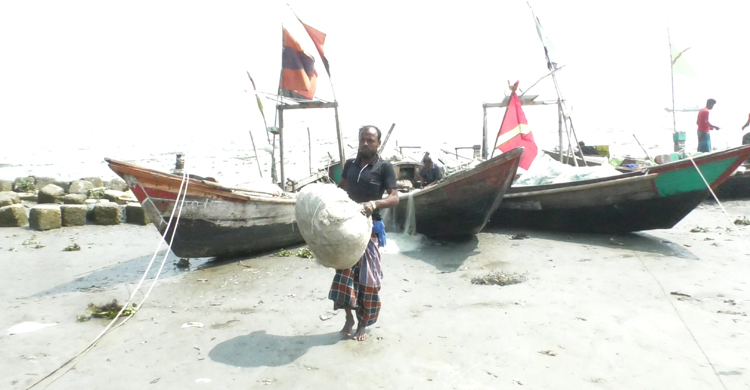 তীরে ফিরেছেন জেলেরা, দাবি কিস্তি বন্ধের