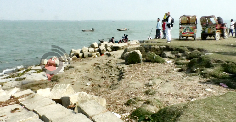 হুমকির মুখে শত কোটি টাকার ভোলার শহররক্ষা বাঁধ