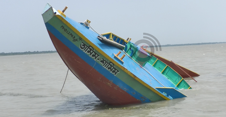 ভোলায় ঝড়ের কবলে বাল্কহেড ডুবি