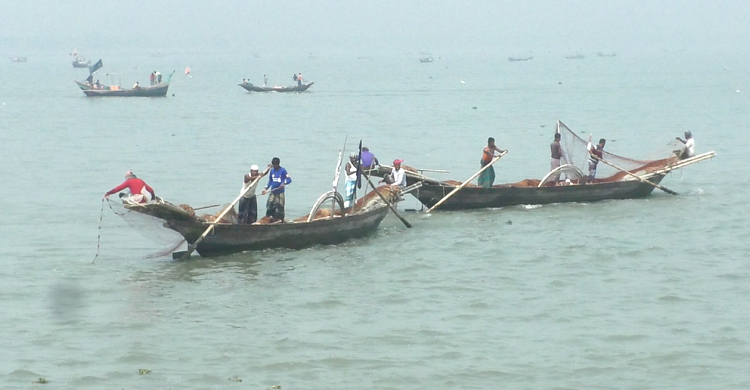 তীরে ফিরেছেন জেলেরা, দাবি কিস্তি বন্ধের