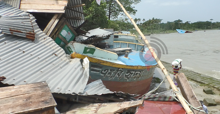 ভোলায় ঝড়ের কবলে বাল্কহেড ডুবি