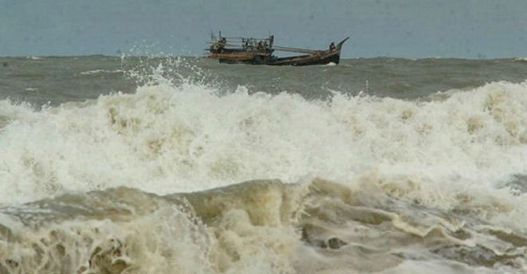 উত্তাল সাগরে ডুবে গেছে ট্রলার, চরে আটকা ১৪ মাঝি